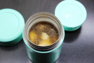 把煮好的栗子鸡汤放盐拌均，装入焖烧罐中；