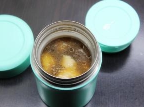 把煮好的栗子鸡汤放盐拌均，装入焖烧罐中；