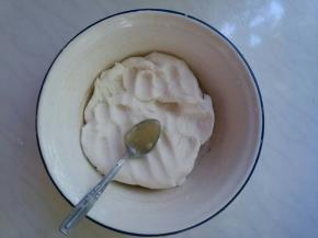 和好的面团加入1小勺猪油，和匀。