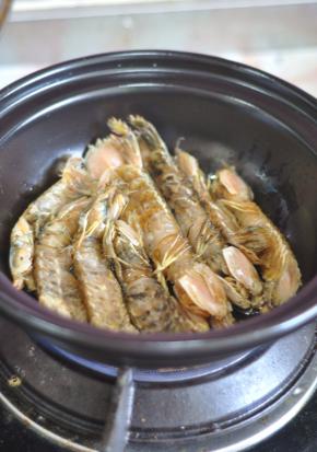 砂锅里倒入油，放入皮皮虾，两面煎香捞出。