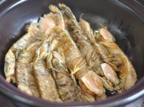 砂锅里倒入油，放入皮皮虾，两面煎香捞出。