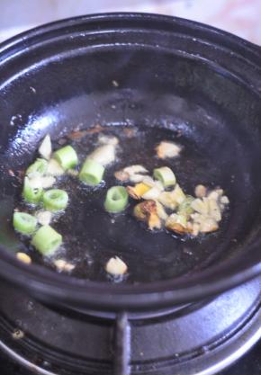 锅里留底油，放入葱、姜、蒜炸香。