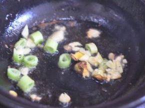锅里留底油，放入葱、姜、蒜炸香。