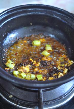 倒入麻辣烫底料炒香。