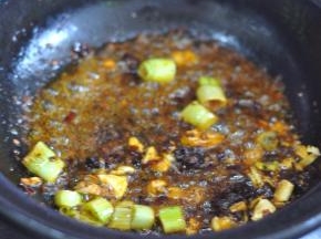 倒入麻辣烫底料炒香。