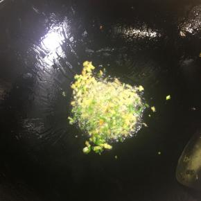 锅里加油再次f烧热，倒入葱，姜炒出香味。
