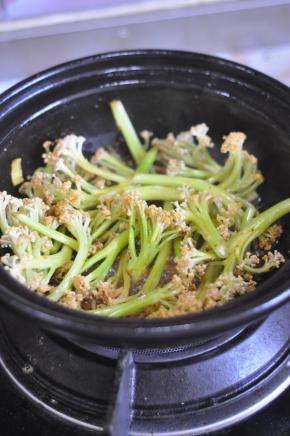 放入有机花菜，翻炒均匀。