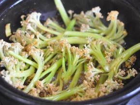 放入有机花菜，翻炒均匀。