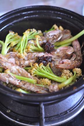 把皮皮虾放入，表面再放一勺麻辣烫底料。