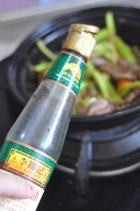 淋入生抽，盖上锅盖焖几分钟。