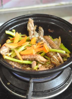 放入胡萝卜片，翻拌均匀，大火收汁即可。