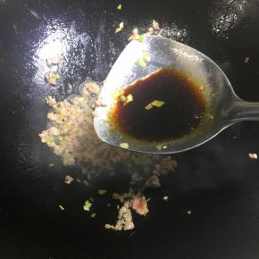 加入肉末继续炒变色，然后加盐，生抽，料酒。