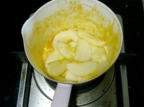 苹果切成片状，加入20克糖和10克黄油，小火煮软。