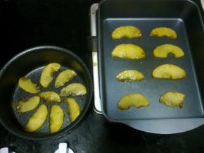 把苹果片在容器底部铺平整。