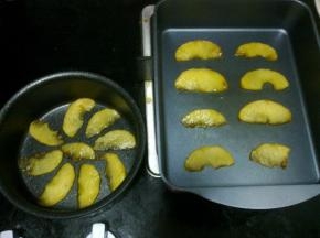 把苹果片在容器底部铺平整。