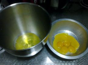 蛋黄和蛋清分离。