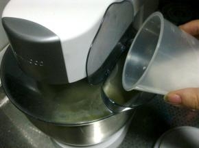 分次加入80克白糖。