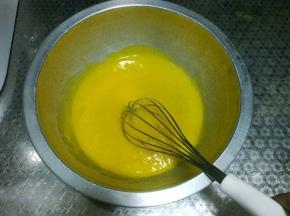 蛋黄搅匀。