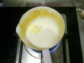牛奶里放入40克黄油，加热至融化。
