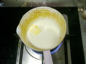 牛奶里放入40克黄油，加热至融化。