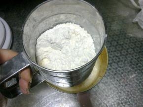 然后往里筛入低粉，搅拌均匀。