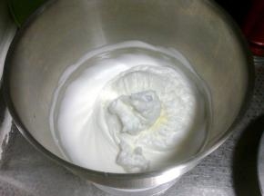 打至硬性发泡。