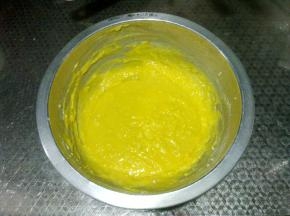 倒入蛋黄里，混合均匀。