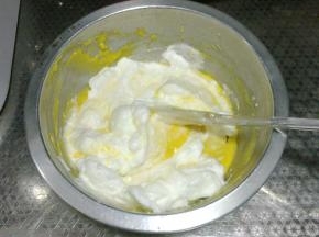 蛋黄糊和蛋黄糊混合。