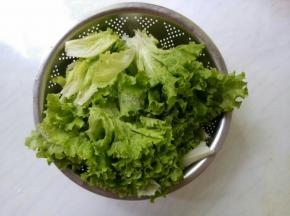 洗净后控干水。