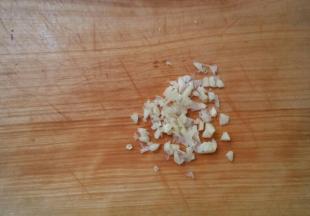 大蒜切末。大蒜在空气中暴露静置15分钟，大蒜素充分激发。