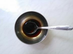 调制酱汁。