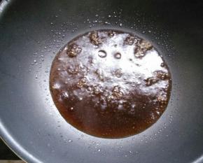 起锅热油，倒入酱汁，加适量清水煮开，酱汁浓稠即可。