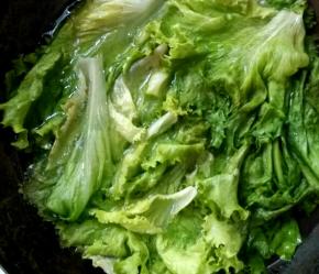 热水焯烫一下生菜，即刻捞出控水。