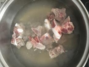 排骨焯水去血沫。