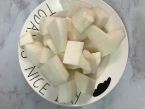 萝卜去皮切成小块。