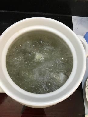 砂锅中加入适量清水，大火煮开。