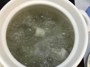 砂锅中加入适量清水，大火煮开。