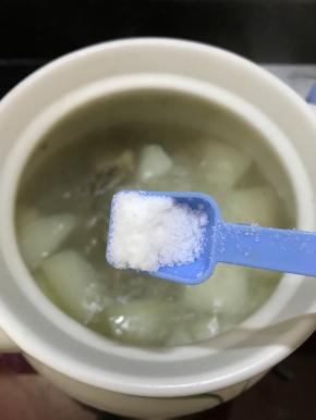 加入适量盐，继续煮2分钟即可。