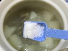 加入适量盐，继续煮2分钟即可。