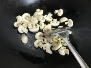 锅中倒适量油，放入蘑菇翻炒。
