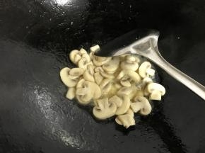 等蘑菇变软后盛出备用。