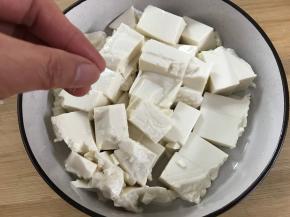 撒上一小撮盐。