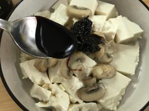 放入一勺豆瓣酱和海鲜酱。