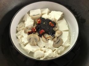 入蒸锅蒸10分钟即可。