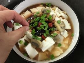 出锅前撒上清蒜叶。