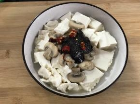 喜欢辣的放上一些红辣椒。