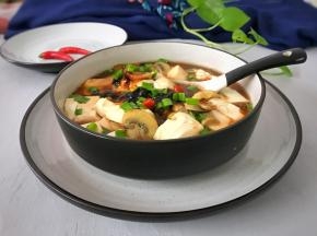 蒜香入味的炖豆腐。