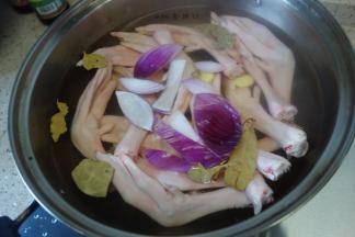 将鸭掌洗干净冷水下锅，放入葱姜蒜、洋葱、料酒过水后用热水洗干净备用