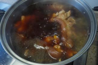 锅里香叶两片、八角一个、草果一个（花椒、辣椒可不放）适量、葱姜蒜适加入鸭掌、鱿鱼，加水末过材料煮至上色熟透（鱿鱼不需要第一步的焯水）