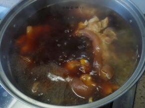 锅里香叶两片、八角一个、草果一个（花椒、辣椒可不放）适量、葱姜蒜适加入鸭掌、鱿鱼，加水末过材料煮至上色熟透（鱿鱼不需要第一步的焯水）